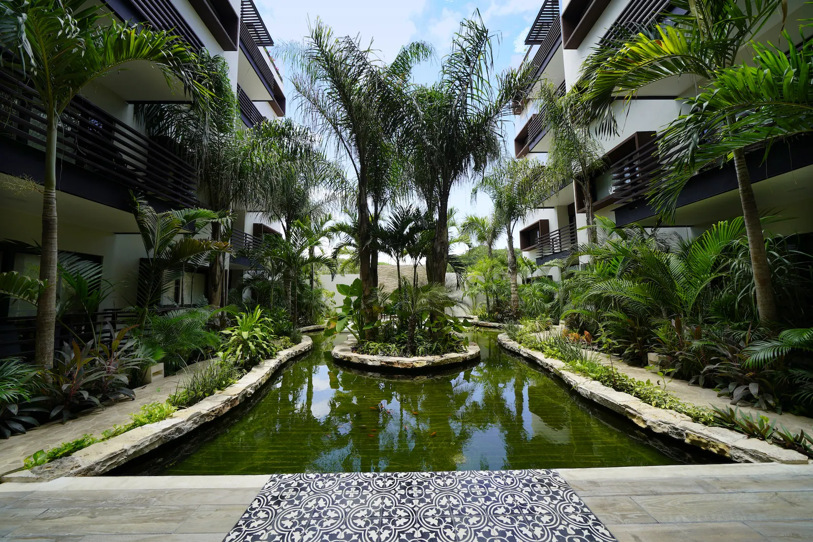 Jardín con espejos de agua